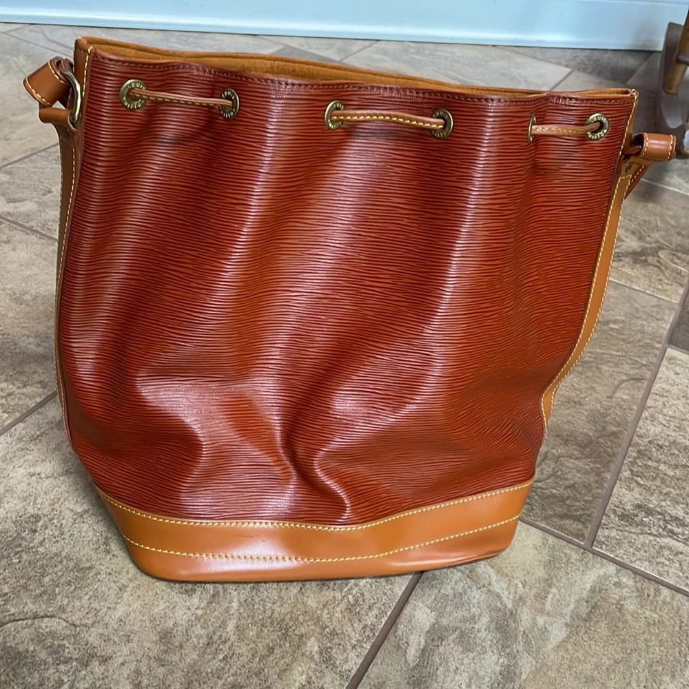 + Louis Vuitton + Epi Noe 2 Bucket Bag - Picture 6 of 15